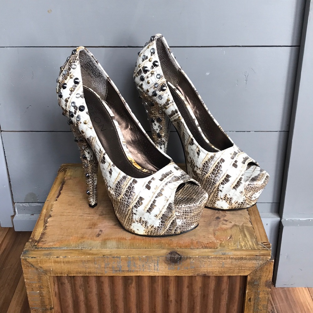 House of Derèon Platform Heels